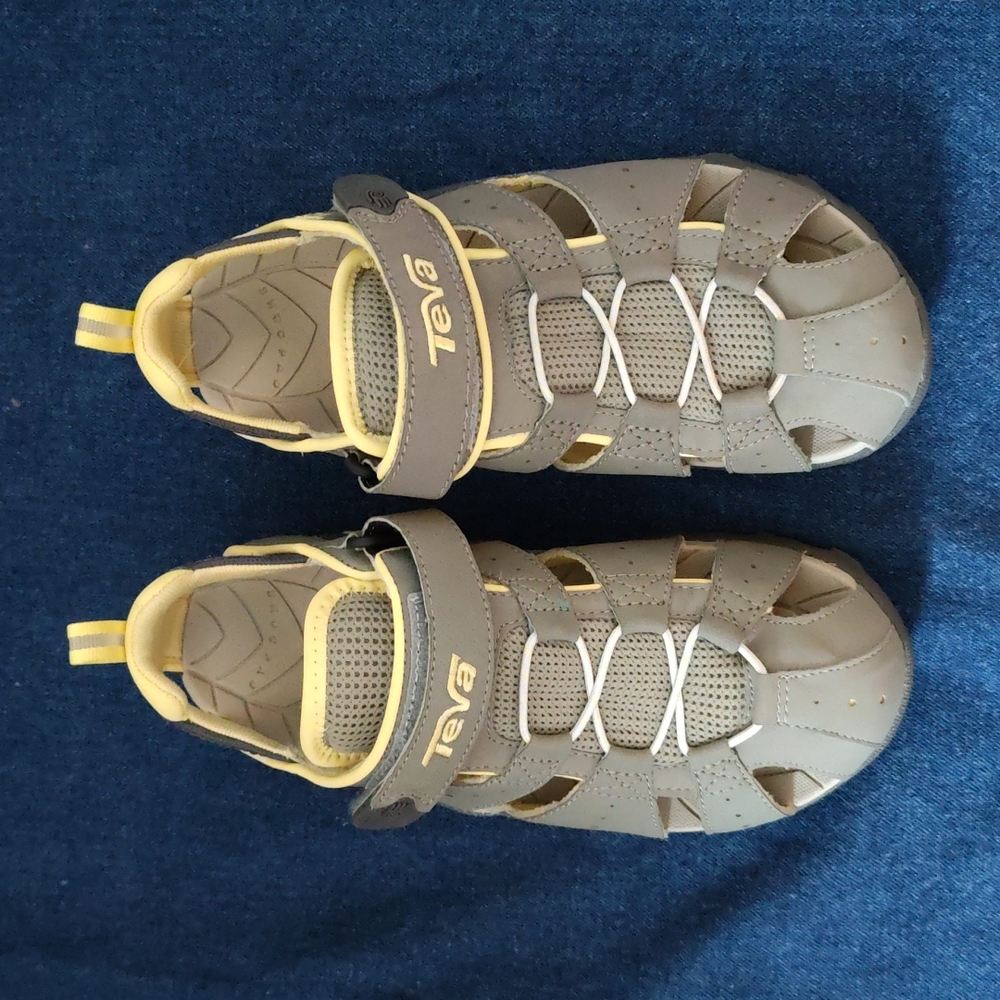 Nwt Teva Deacon Sandals